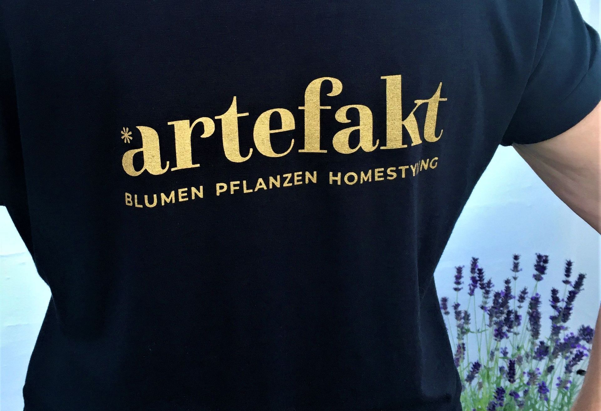 Logo auf blauem Shirt