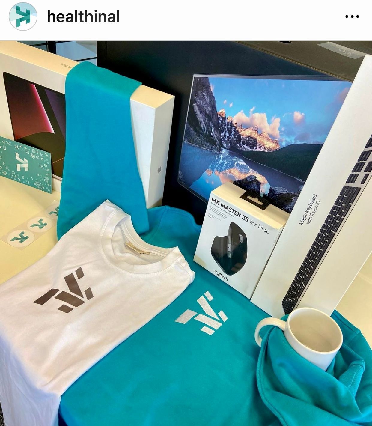 Ein T-Shirt mit dem Buchstaben W darauf