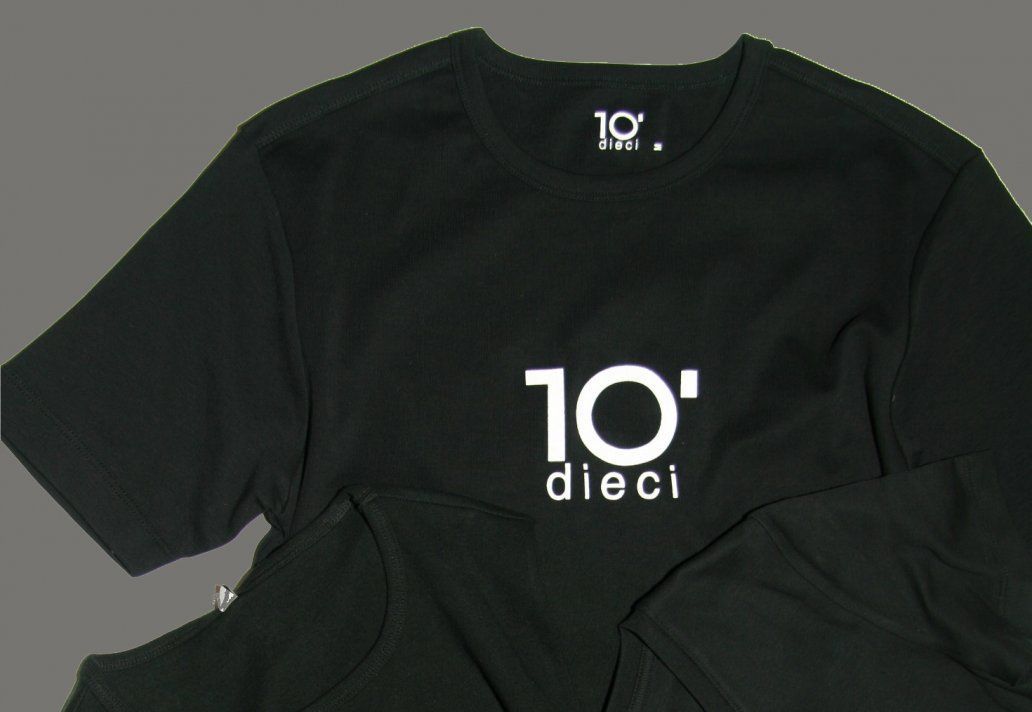 Schriftzug auf weissem Shirt