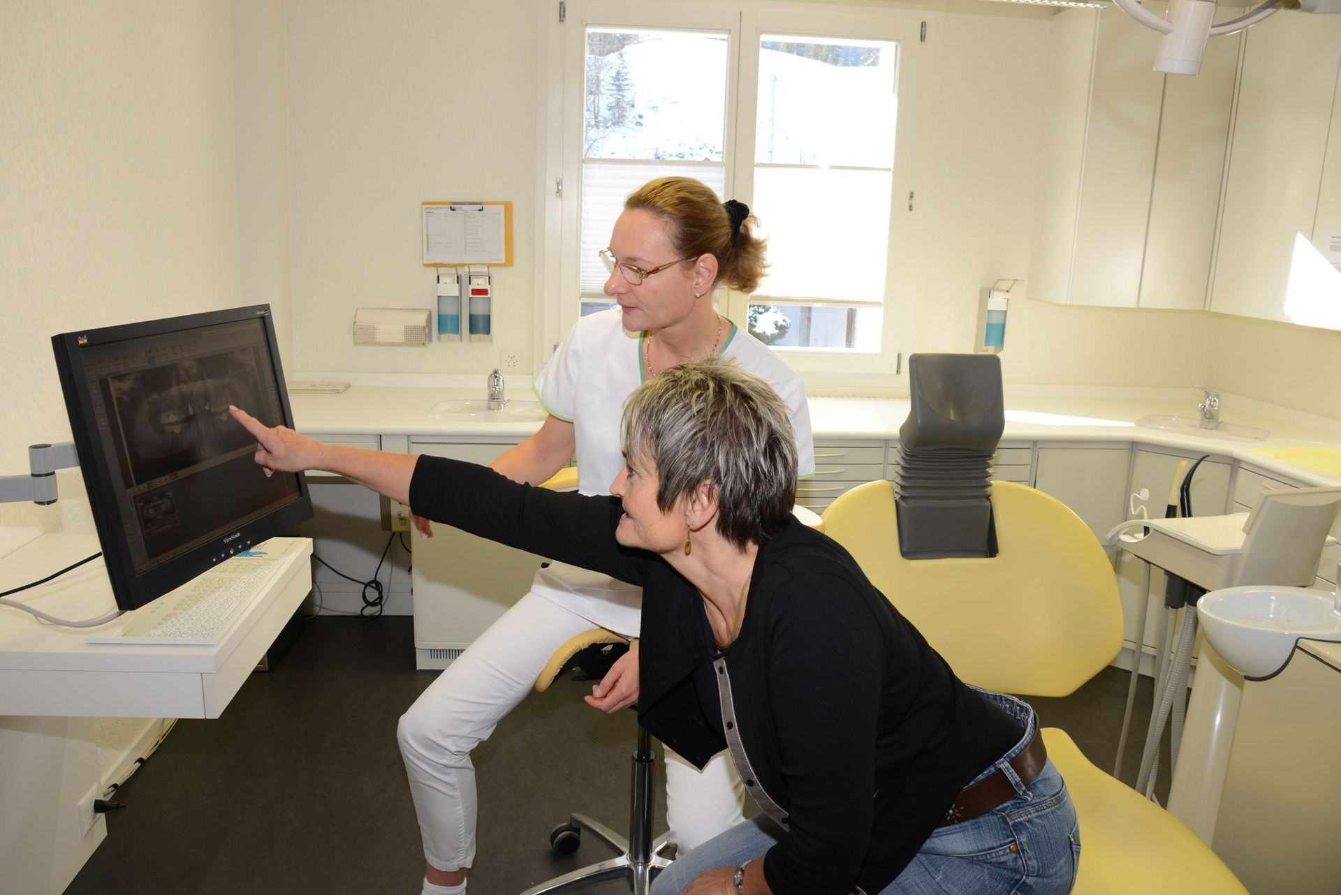 Behandlung2- Praxis Schindellegi Zahnärztinnen