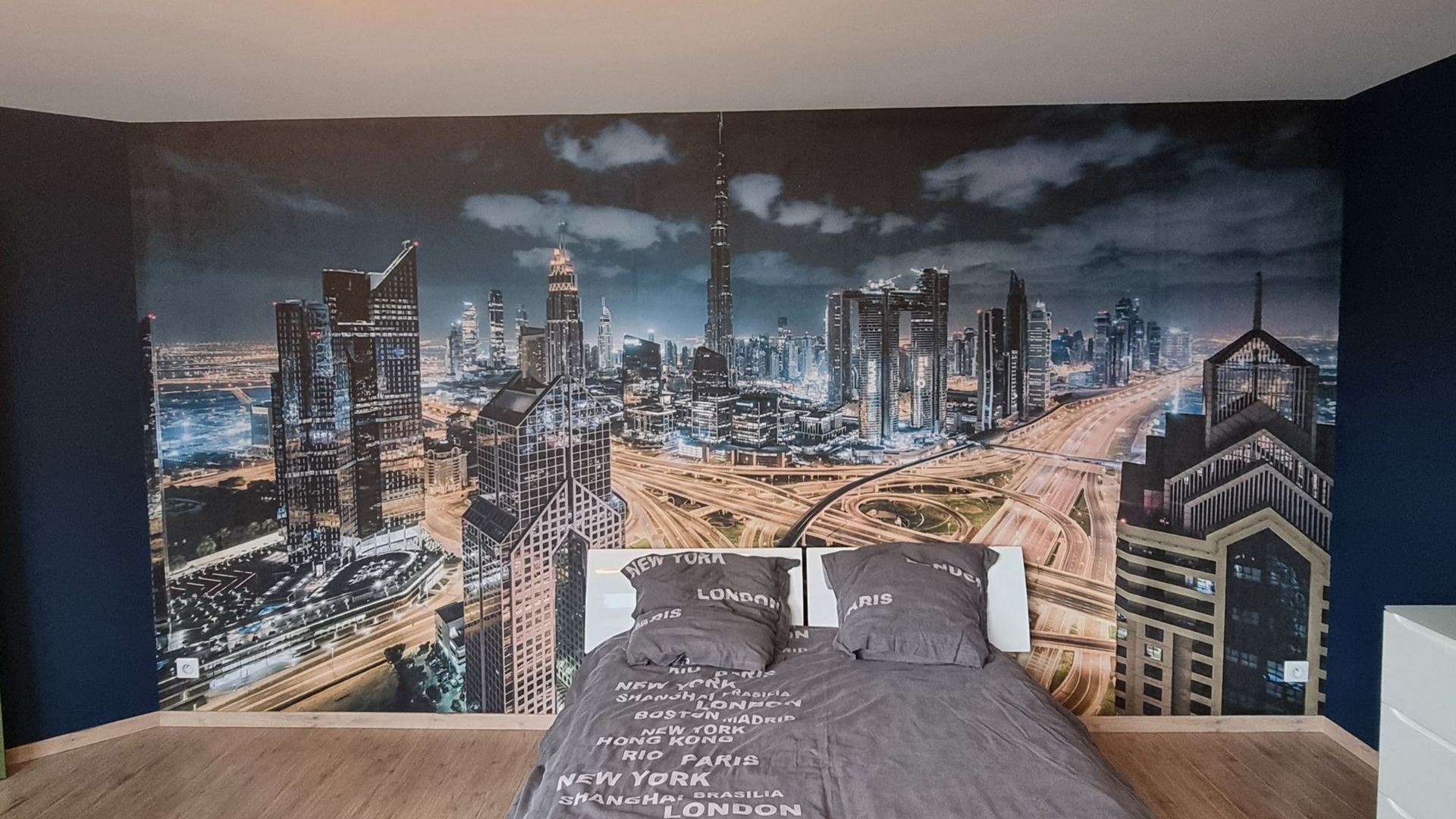 Papier peint représentant une ville de nuit dans une chambre