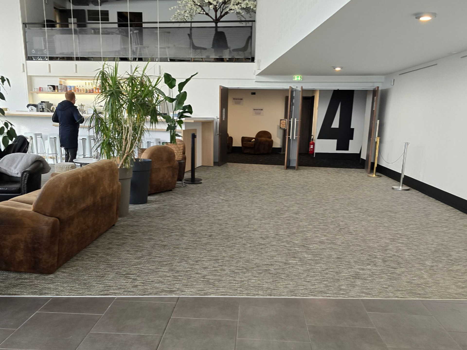 Sol en carrelage et moquette dans un environnement professionnel