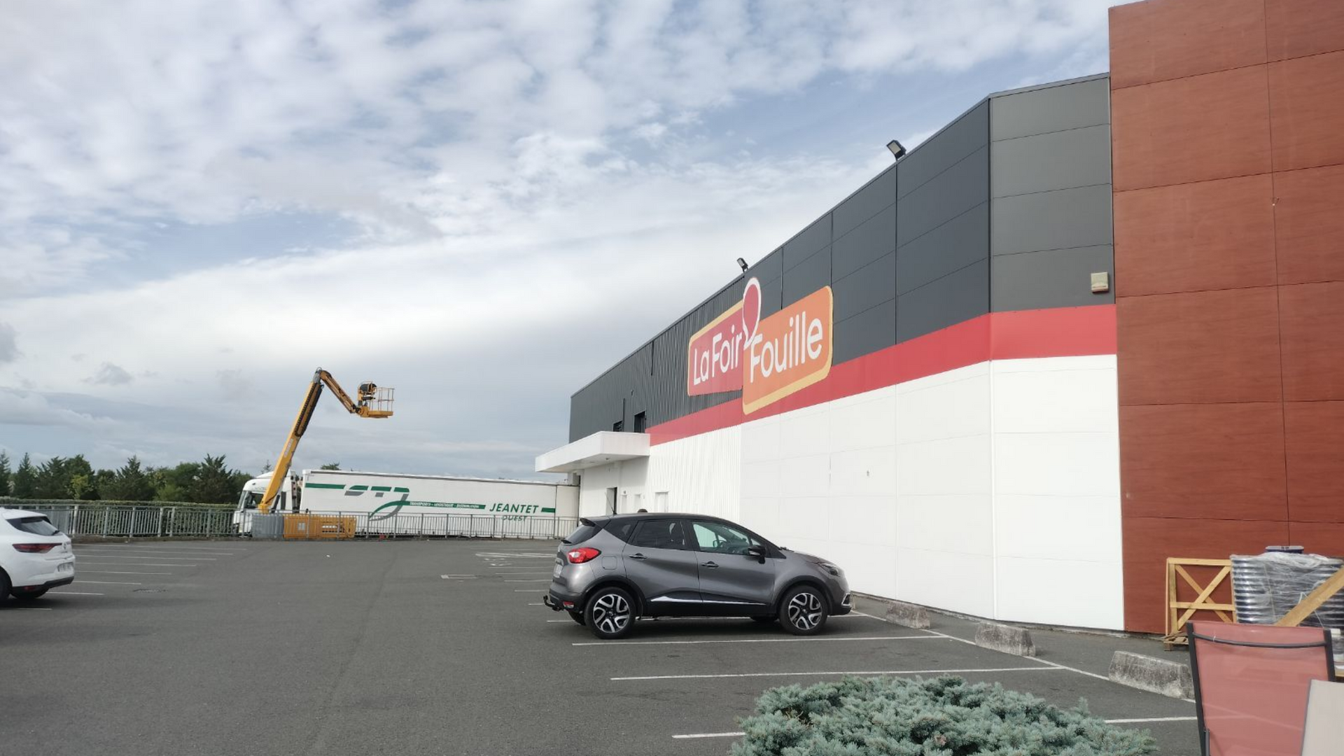 Peinture façade d'un magasin La Foire'Fouille