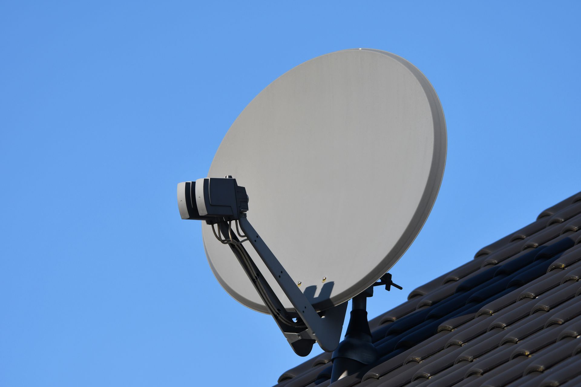 Antenne râteau installée sur un toit