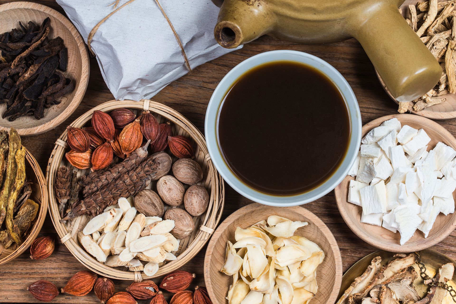 Zwei Männer tragen Kisten aus einem Lieferwagen.