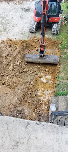 Engin de travaux creusant le sol