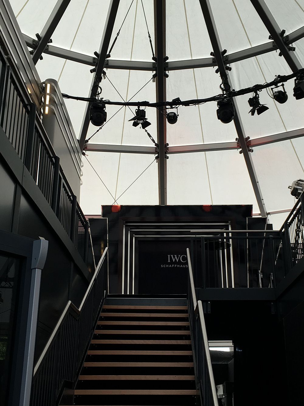 Eine Treppe führt zu einem Gebäude mit einem Schild mit der Aufschrift „IWC“ darauf.