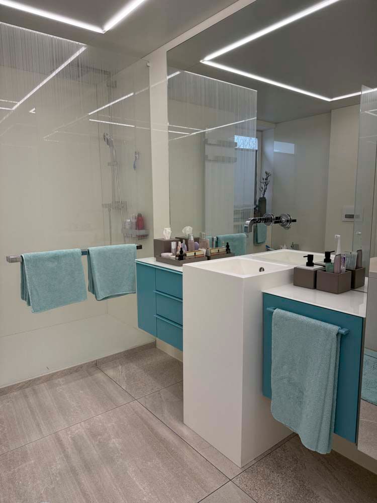 Ein Badezimmer mit zwei Waschbecken und einem großen Spiegel.