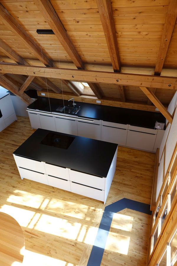 Eine Luftaufnahme einer Küche mit einer schwarzen Arbeitsplatte