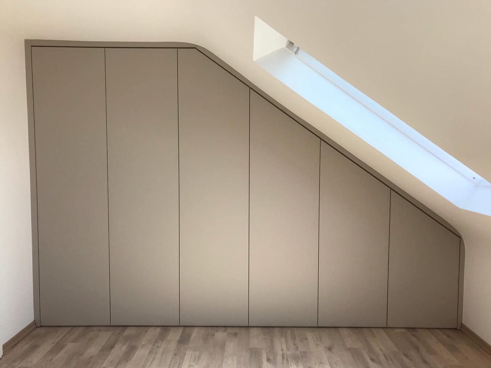 Ein Raum mit Dachschräge und Oberlicht.