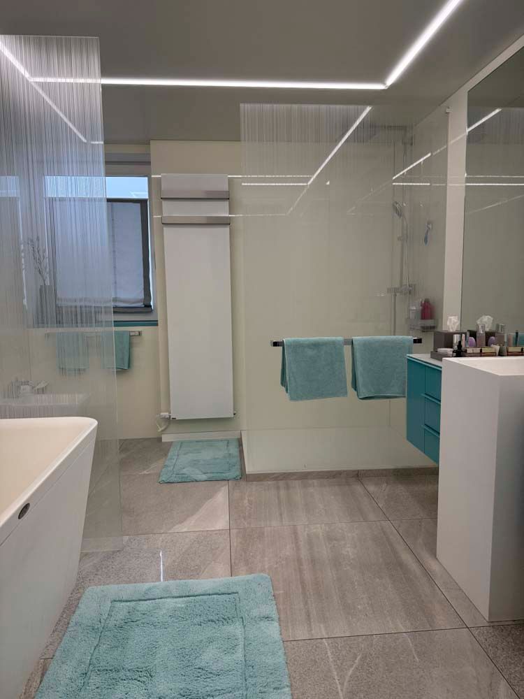 Ein Badezimmer mit Badewanne, Waschbecken und Dusche.