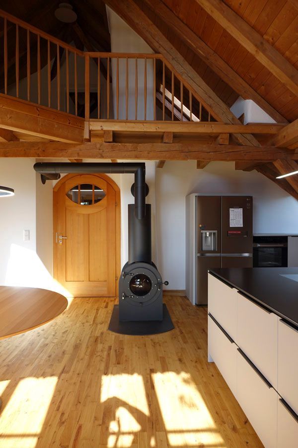 Eine Küche mit Holzherd und Kühlschrank