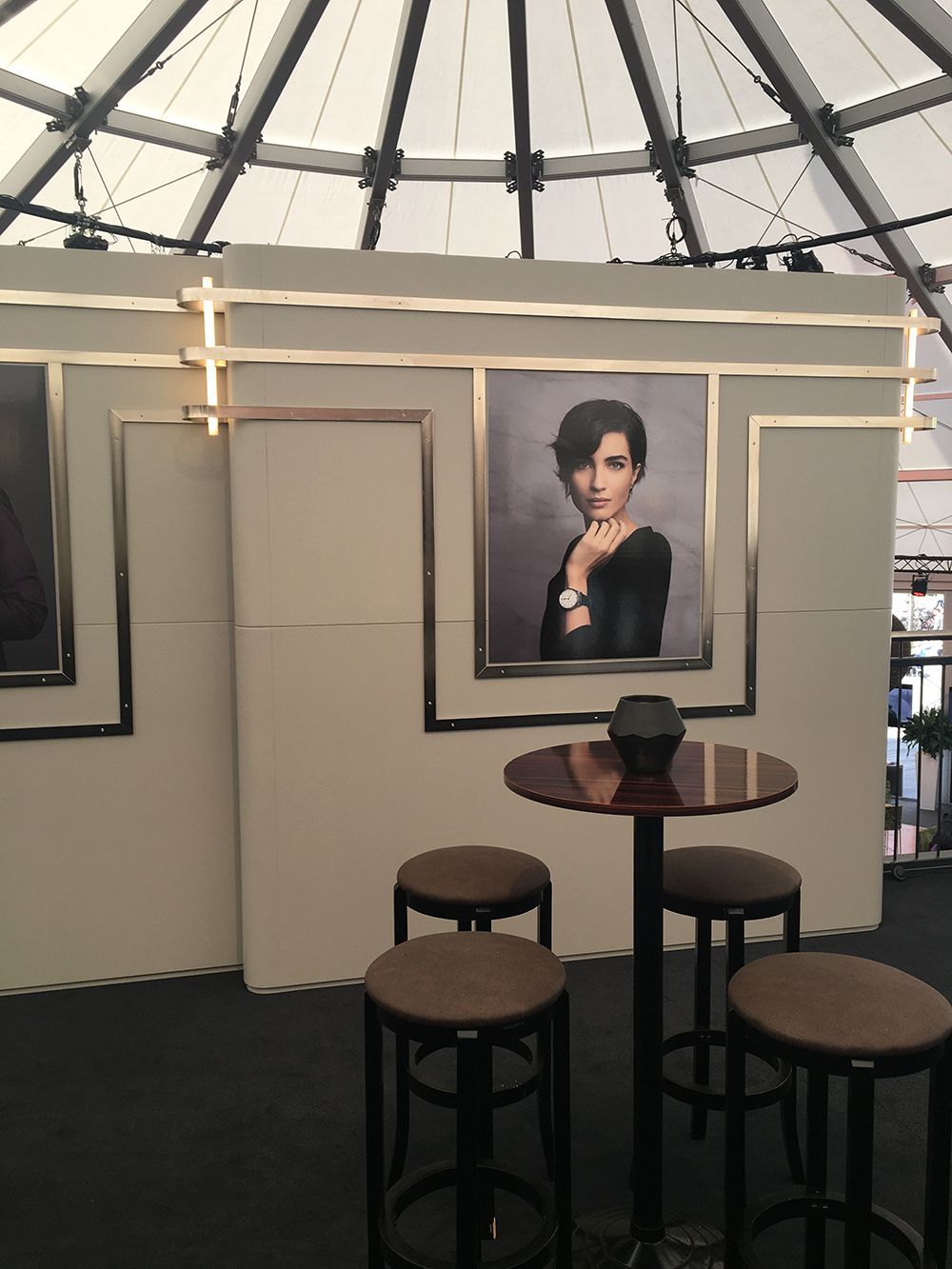 Ein Raum mit einem Tisch und Stühlen und einem Gemälde an der Wand