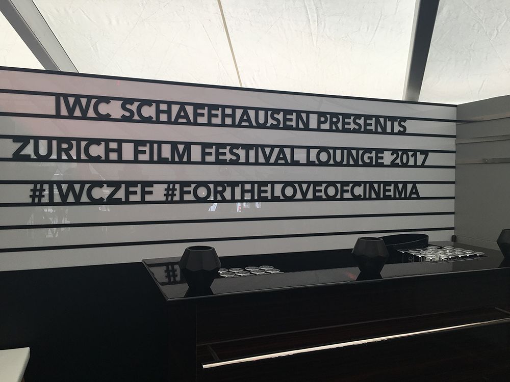 Ein Schild mit der Aufschrift „IWC Schaffhausen präsentiert Zurich Film Festival Lounge 2017“