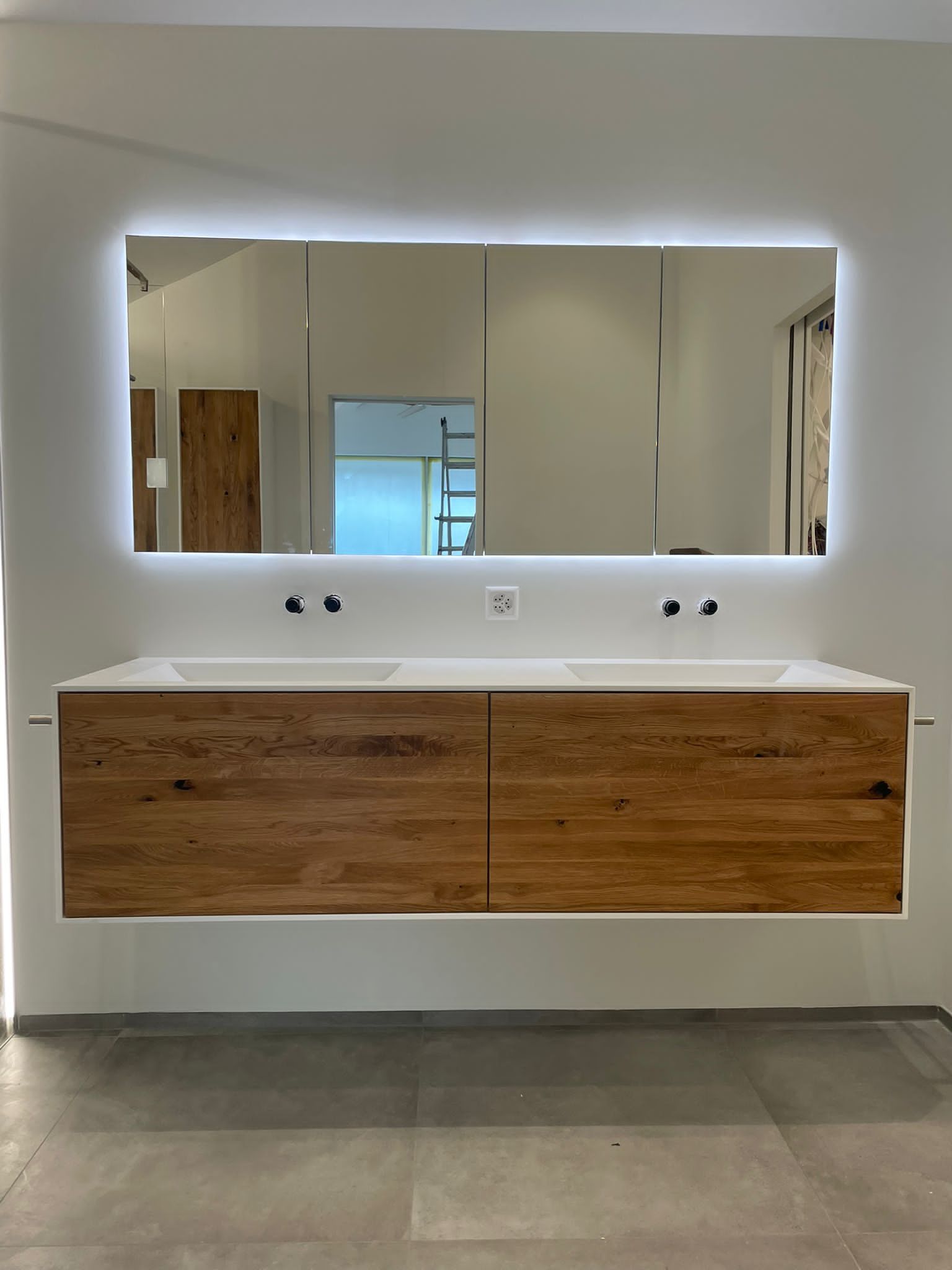 Ein Badezimmer mit zwei Waschbecken und einem großen Spiegel