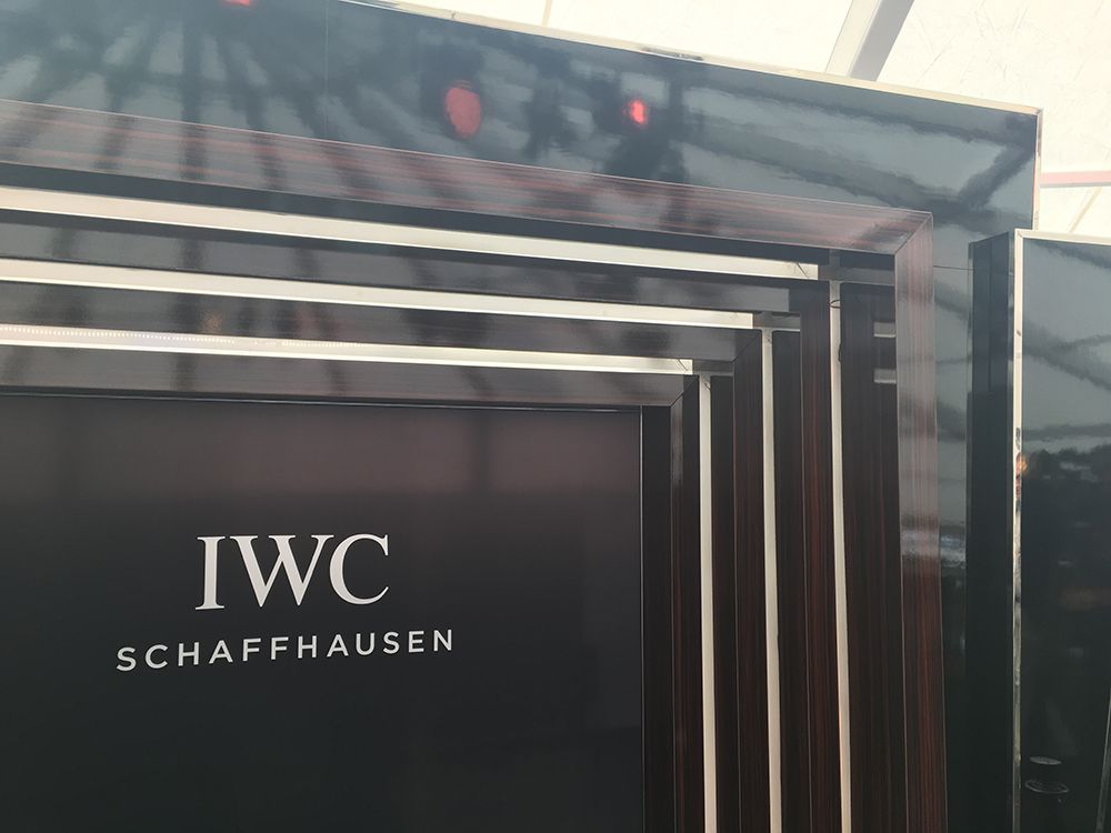 Ein Schild mit der Aufschrift „IWC Schaffhausen“