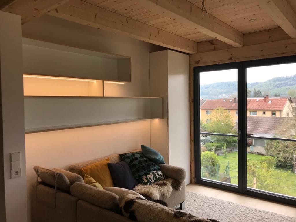 Ein Wohnzimmer mit Couch und großem Fenster