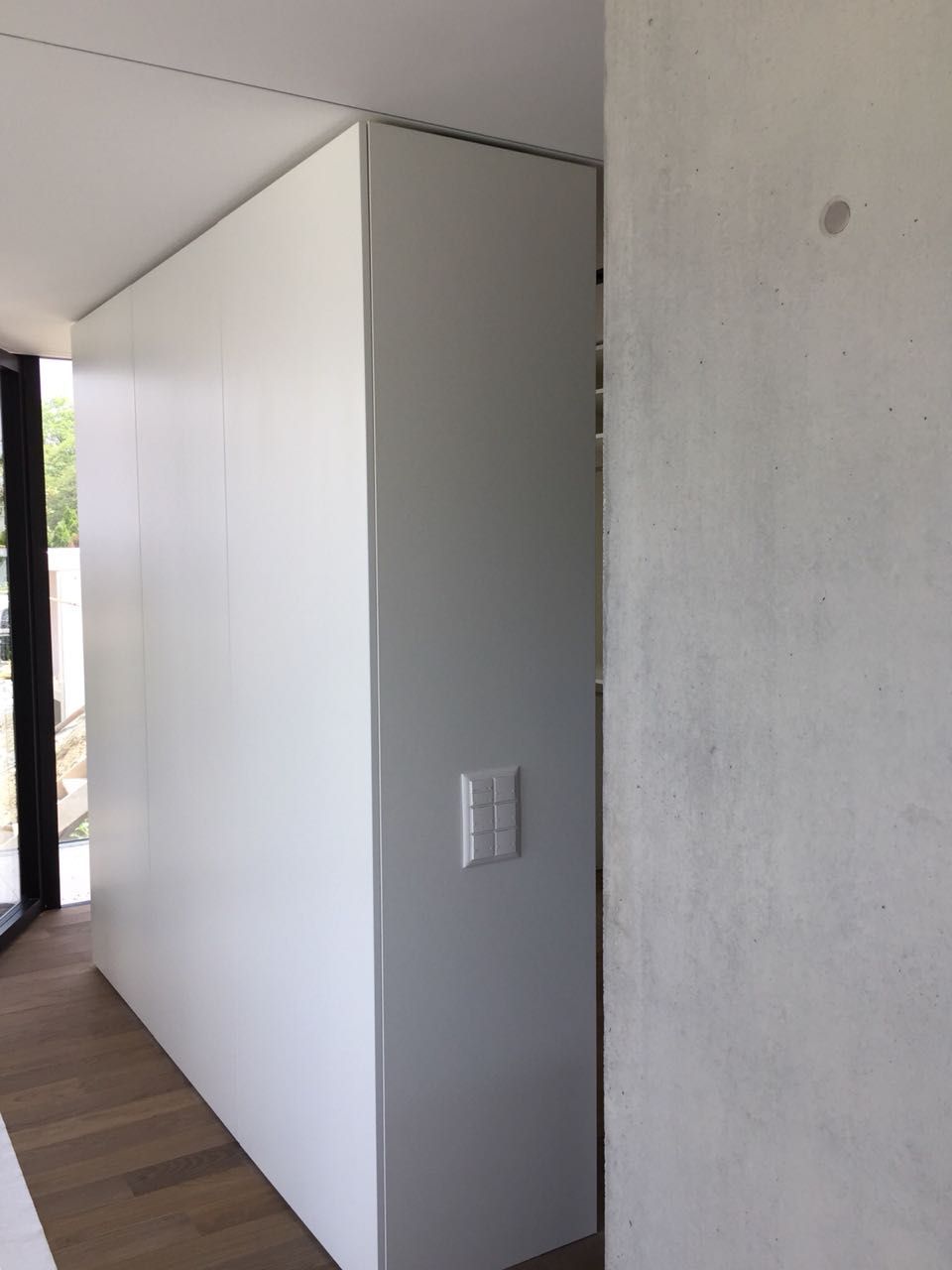 Eine weiße Wand mit einem Lichtschalter darauf