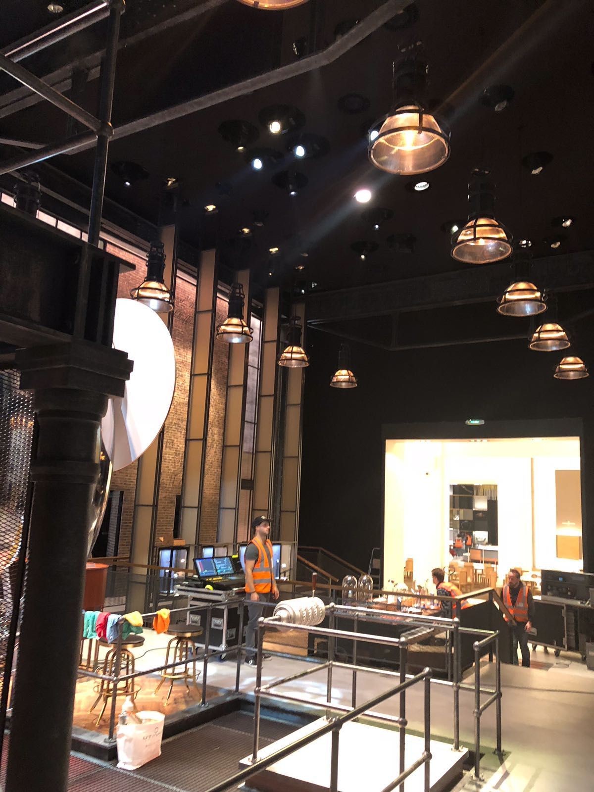 Ein großer Raum mit vielen Lichtern, die von der Decke hängen