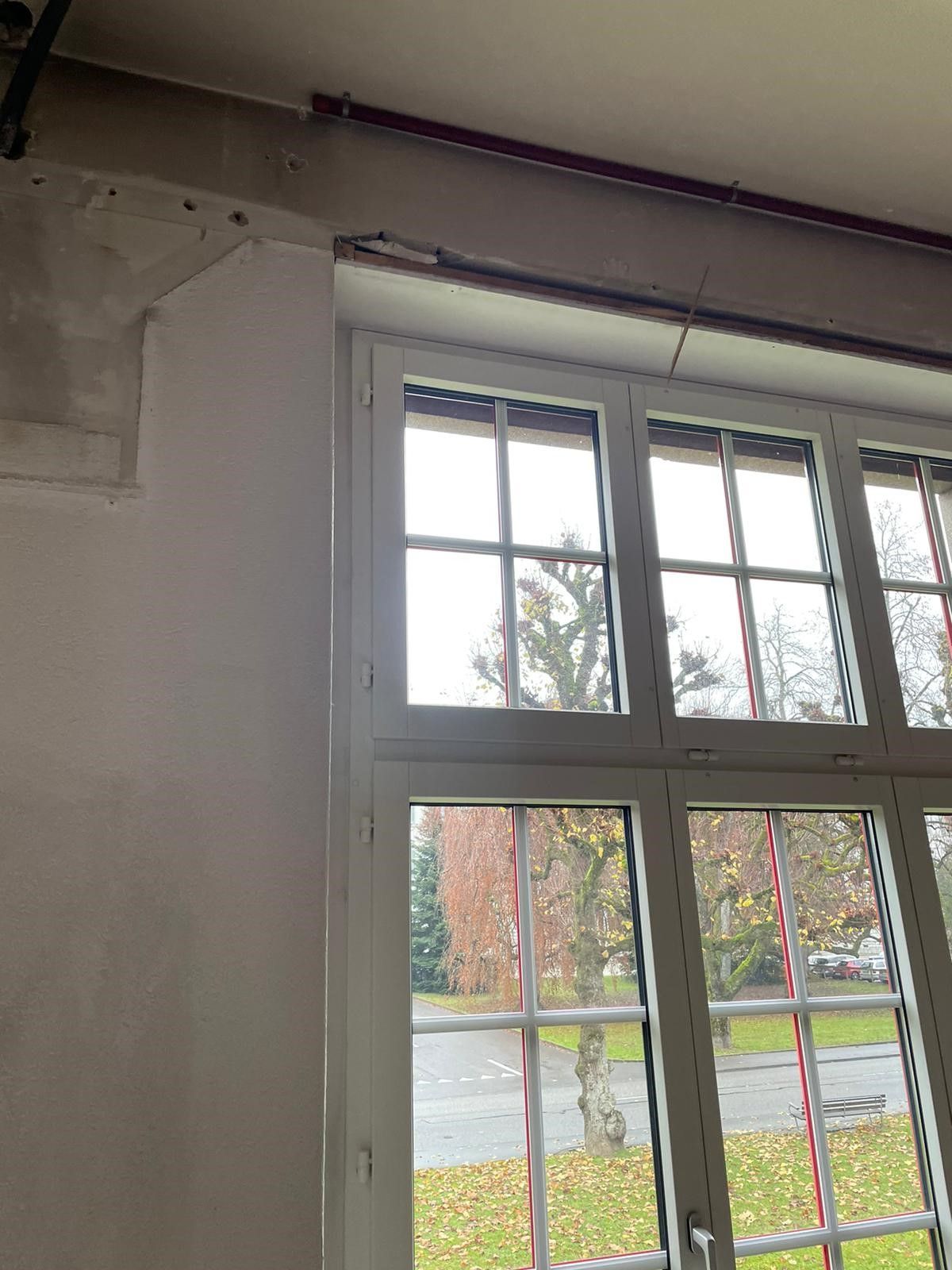 Ein großes Fenster mit vielen Fenstern in einem Raum.