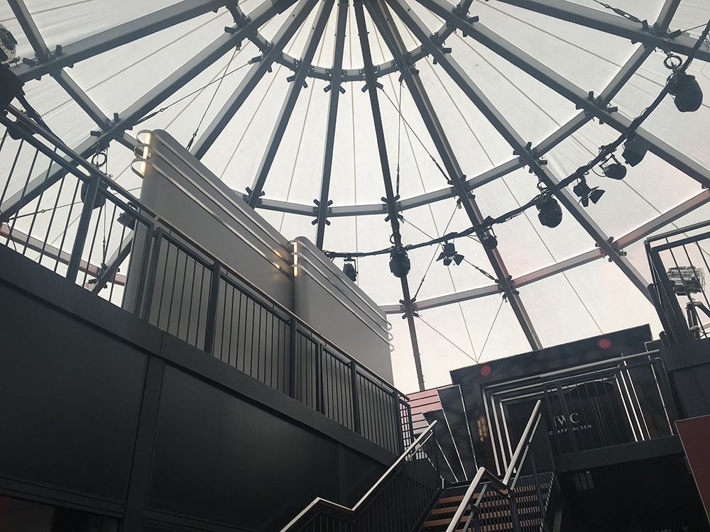 Blick nach oben auf eine Kuppel, zu der eine Treppe hinaufführt