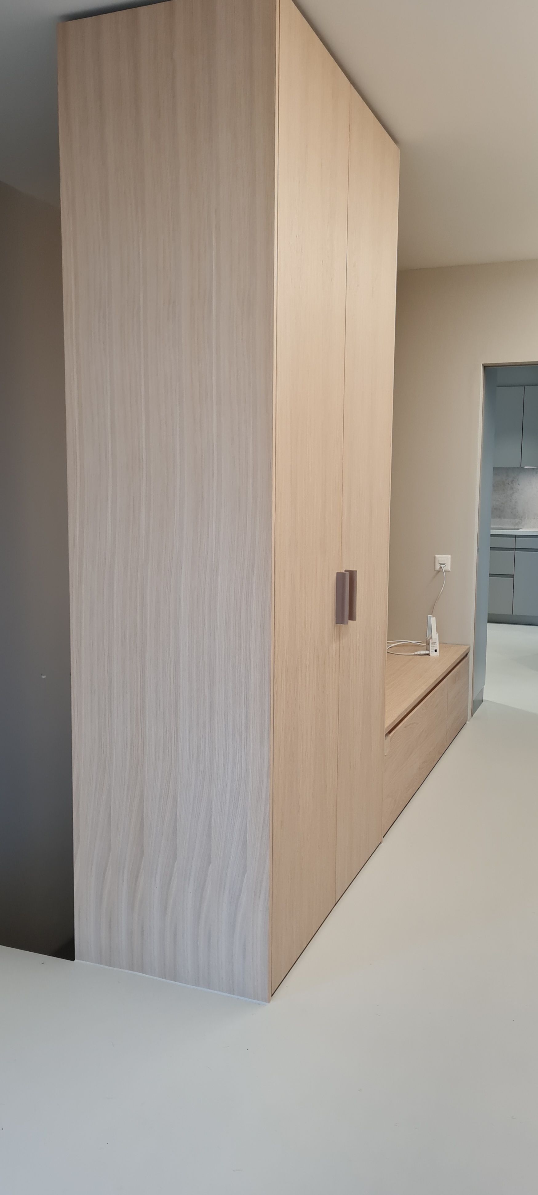 In der mitte des raumes steht ein großer holzschrank.