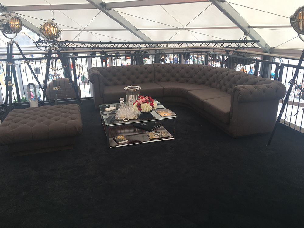 In einem Zimmer steht eine große Sofagarnitur auf einem Tisch.