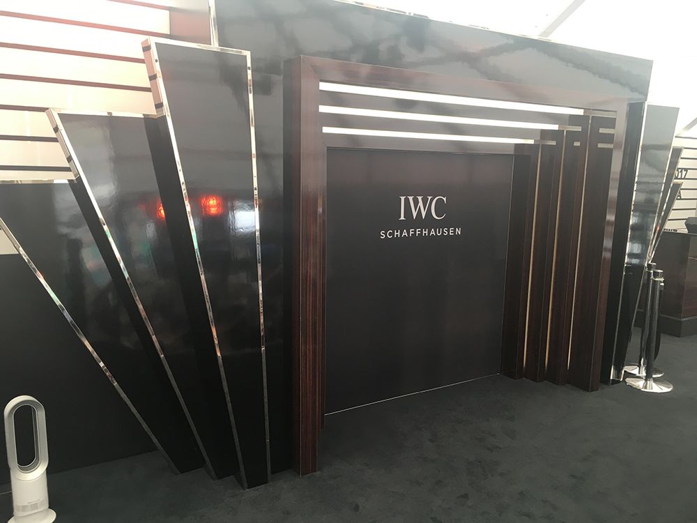 Eine schwarze Wand mit dem Wort IWC darauf