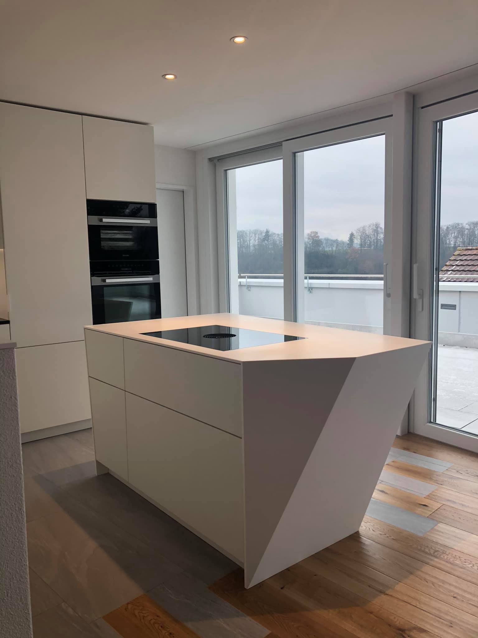 Eine Küche mit einer großen Insel in der Mitte