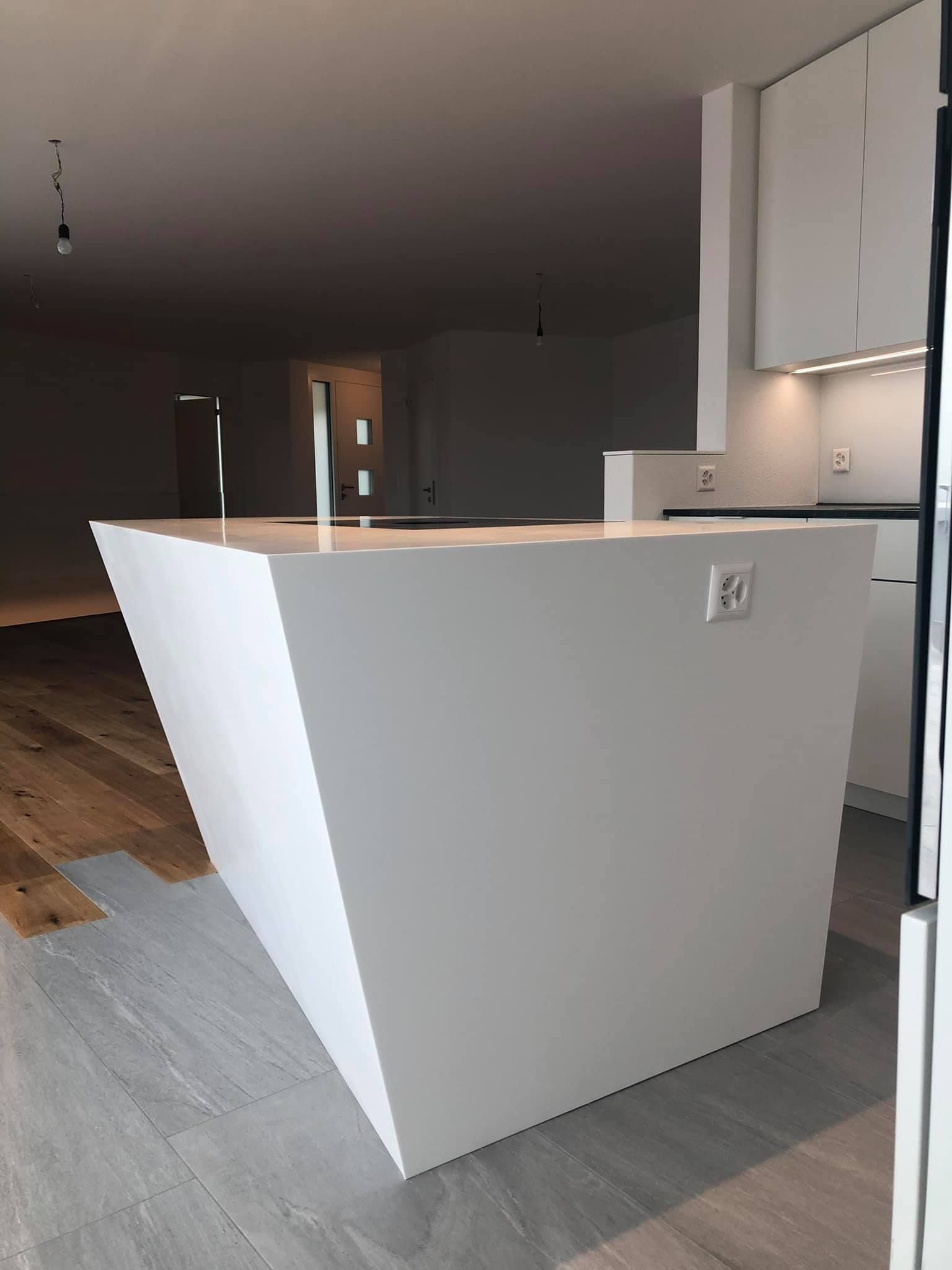 Eine Küche mit einer großen weißen Insel in der Mitte