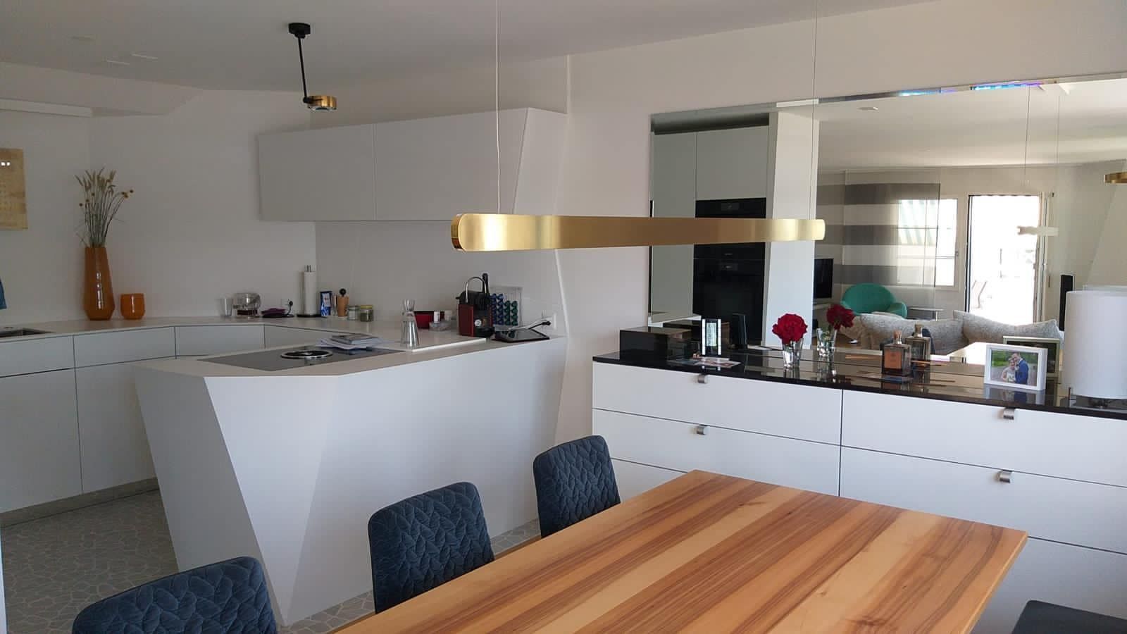 Eine Küche mit Holztisch und Stühlen