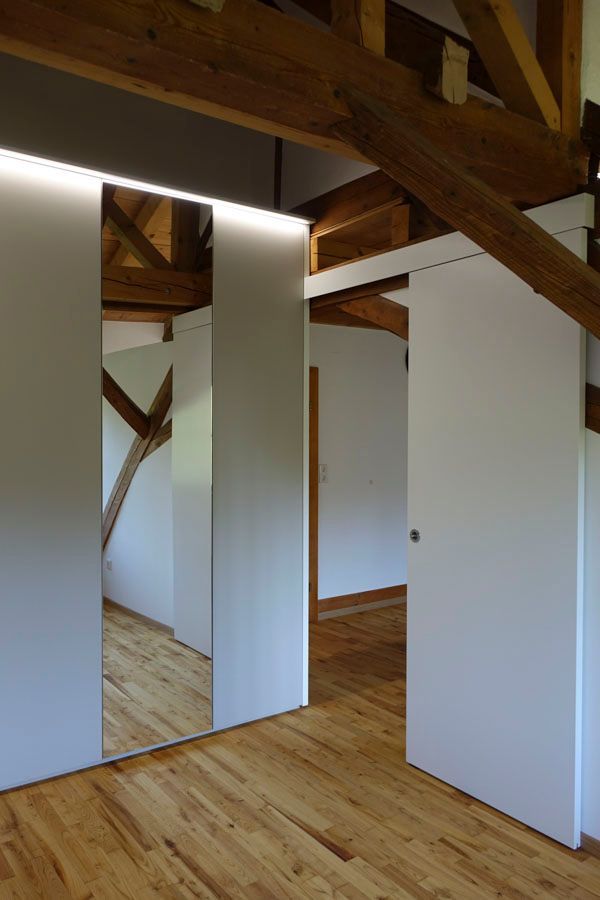 In der Mitte des Zimmers hängt ein großer Spiegel.