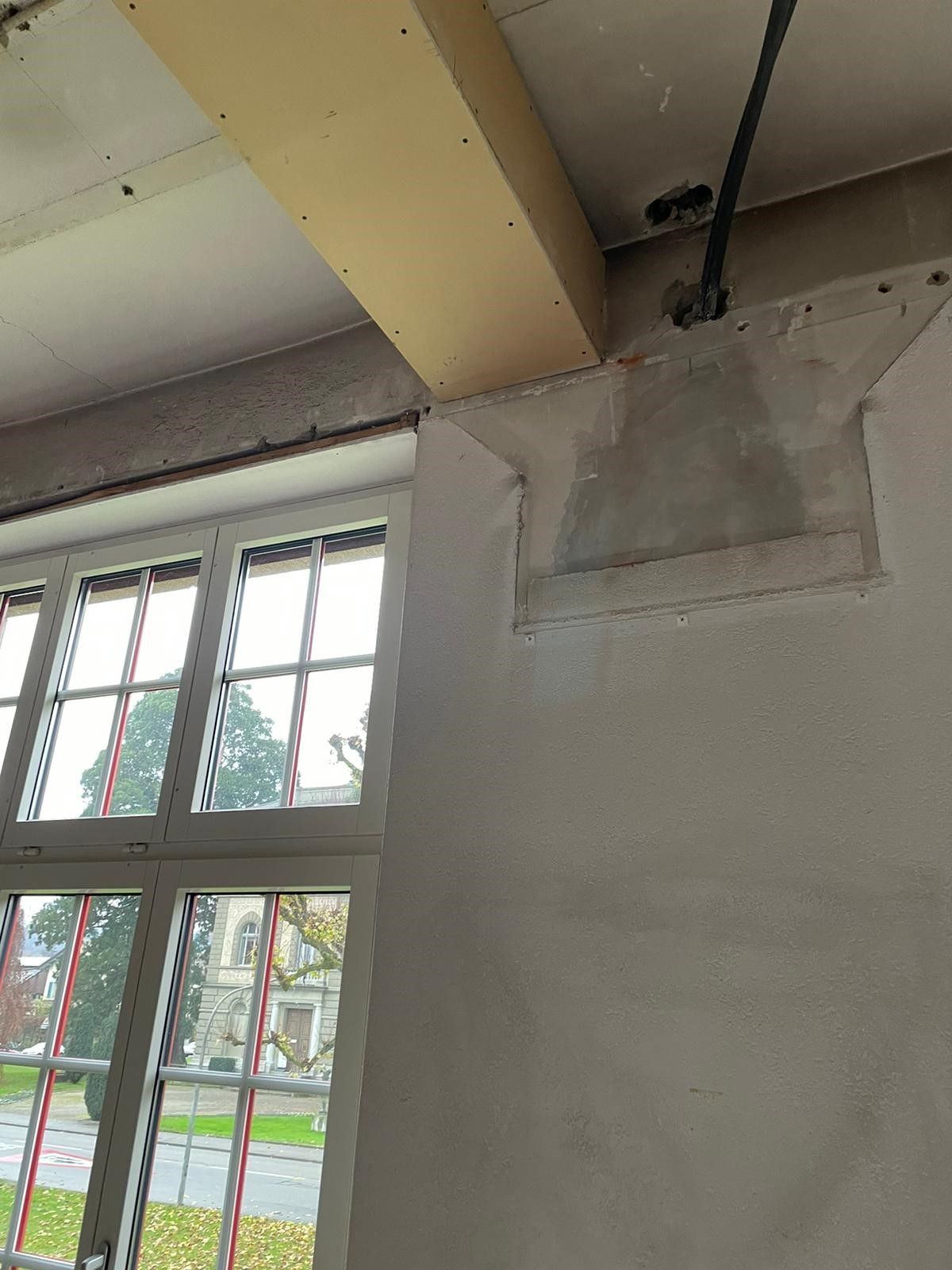 Ein Raum mit vielen Fenstern und einer Decke.