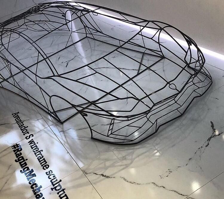 Eine Drahtgitterskulptur eines Autos auf einem Marmorboden