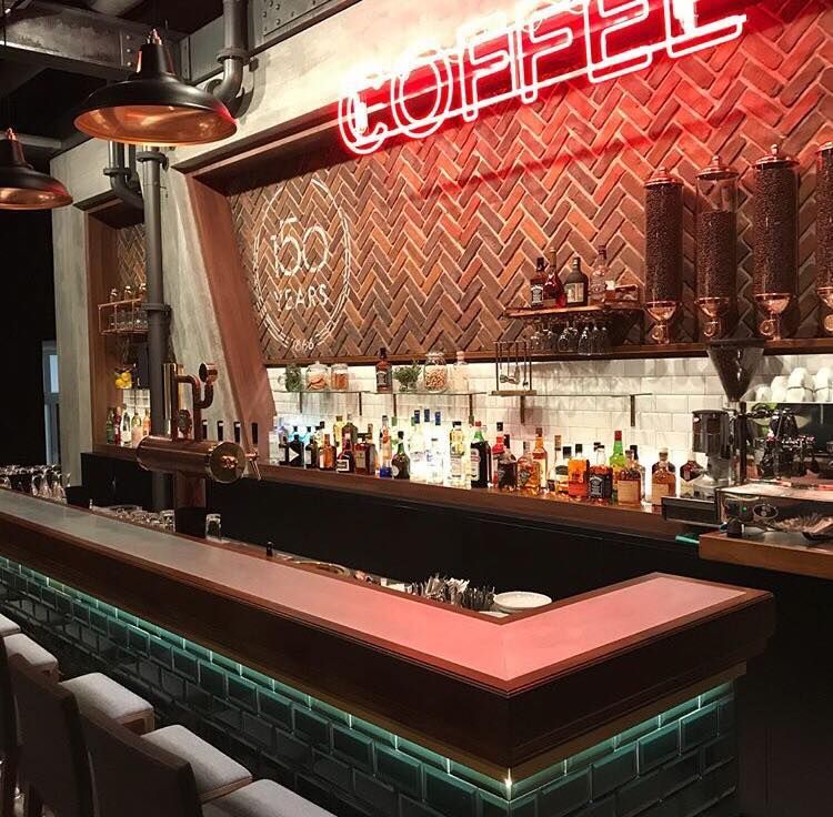 Eine Bar mit einem Neonschild mit der Aufschrift „Coffee“