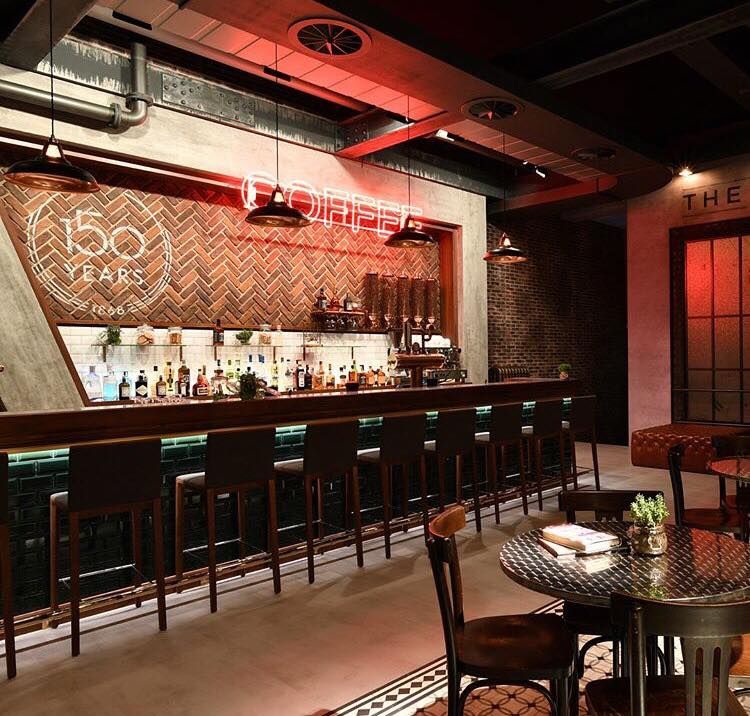 Eine Bar mit einem Schild mit der Aufschrift 50 Jahre