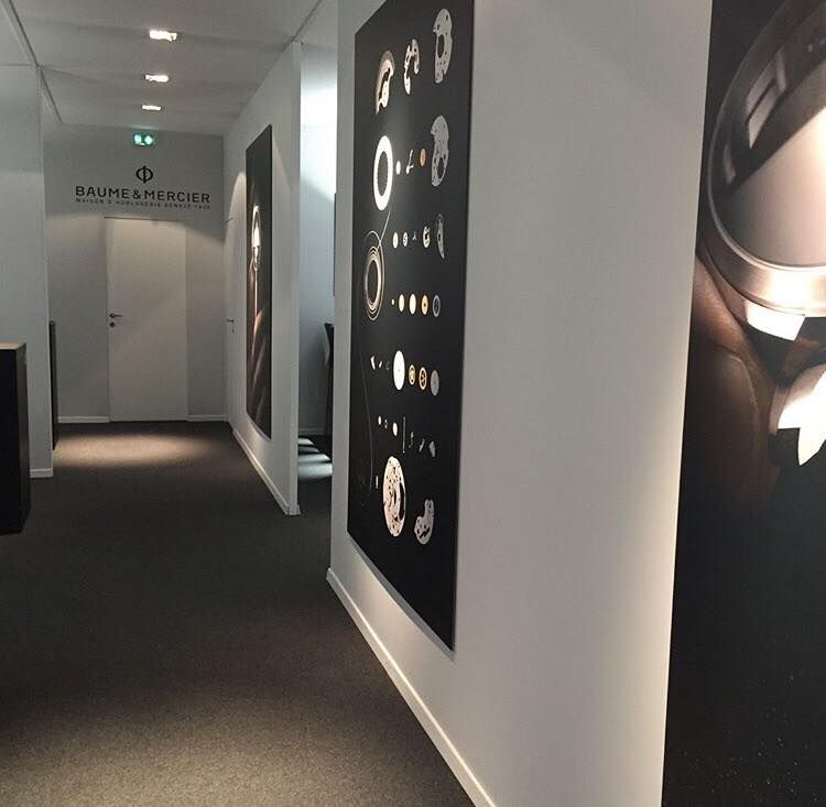 Ein Flur mit einem Bild einer Uhr an der Wand