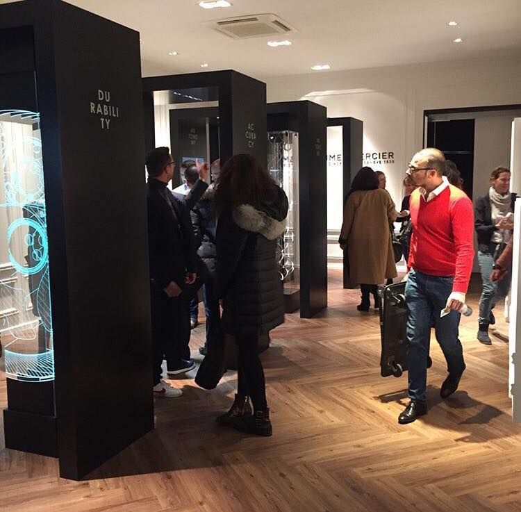 Ein Mann in einem roten Pullover geht durch ein Geschäft