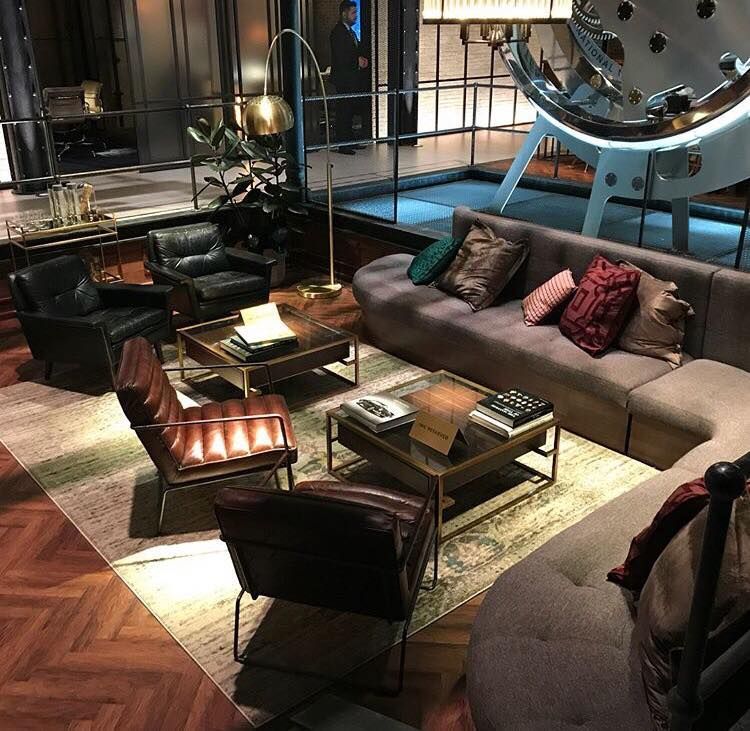 Ein Wohnzimmer mit einer Couch und Stühlen sowie einem Couchtisch