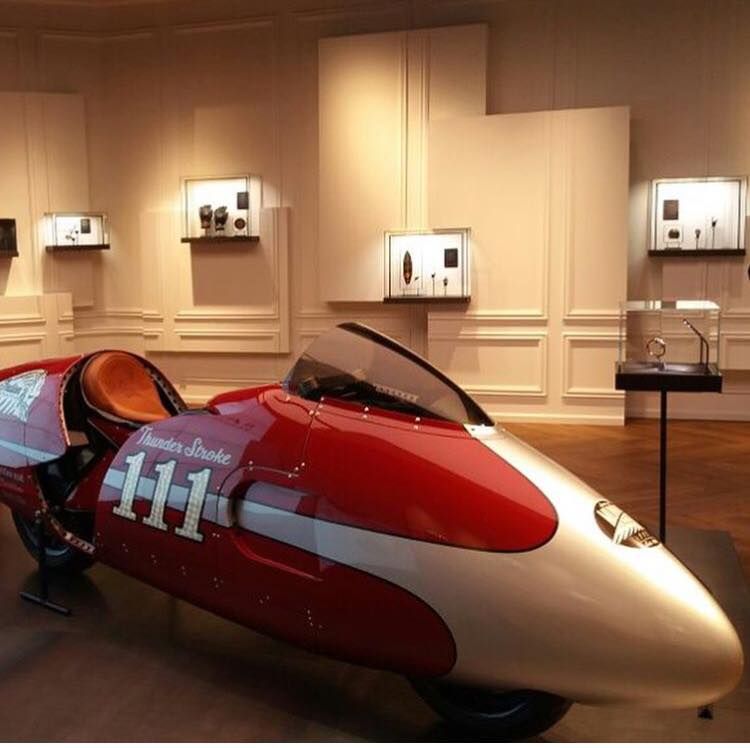 Ein rot-weißes Motorrad mit der Nummer 111 darauf