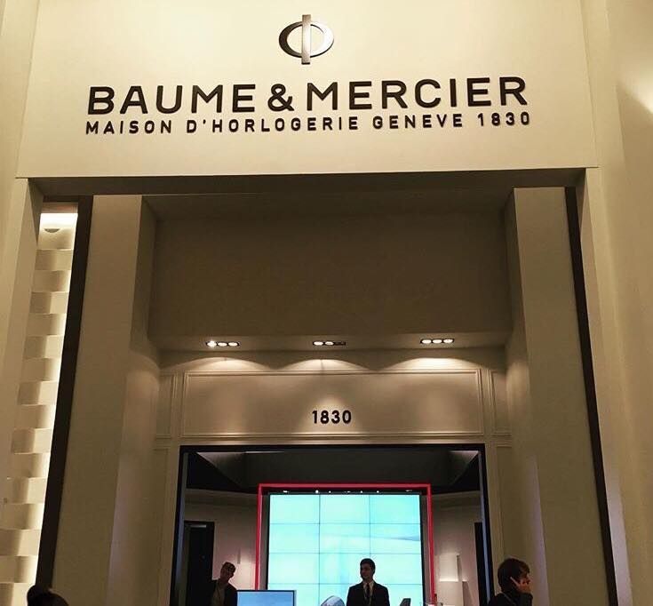 Ein Gebäude mit einem Schild mit der Aufschrift Baume & Mercier