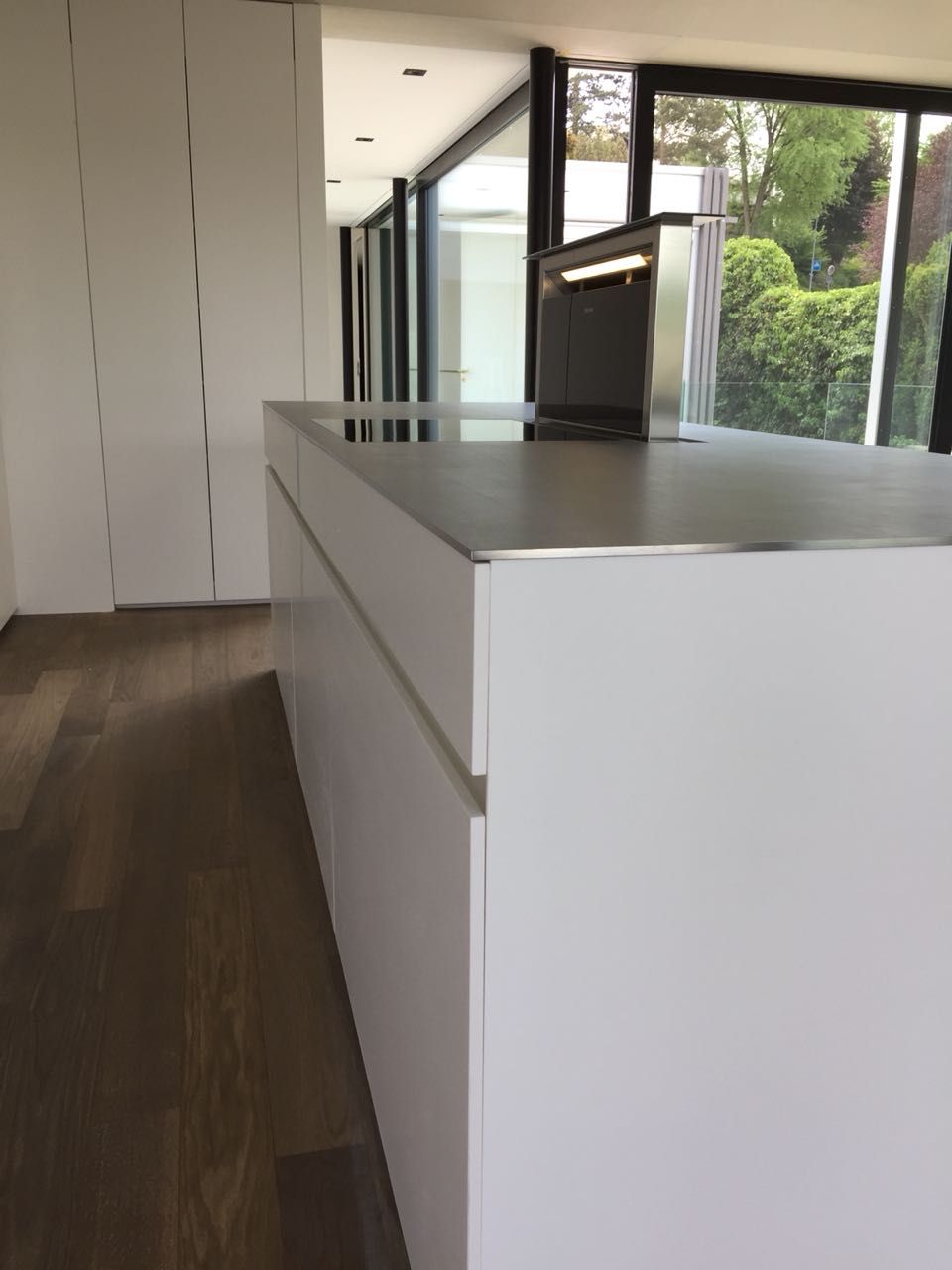 Eine Küche mit einer großen Kochinsel und einem Herd mit Backofen