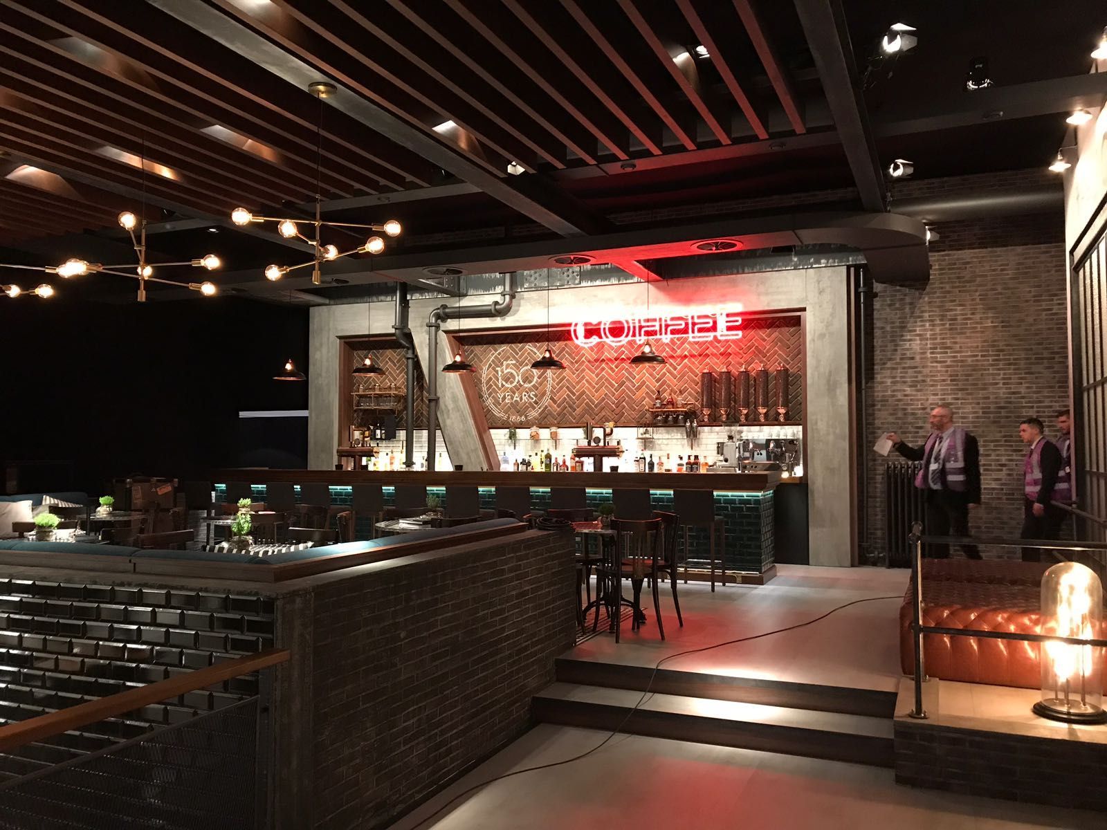 Ein Restaurant mit einem roten Schild mit der Aufschrift 