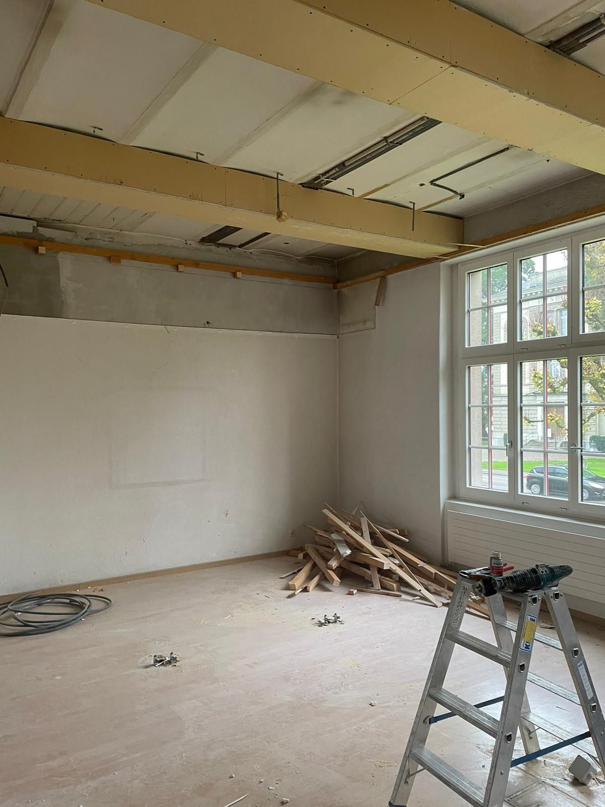 In der mitte des raumes steht eine leiter.