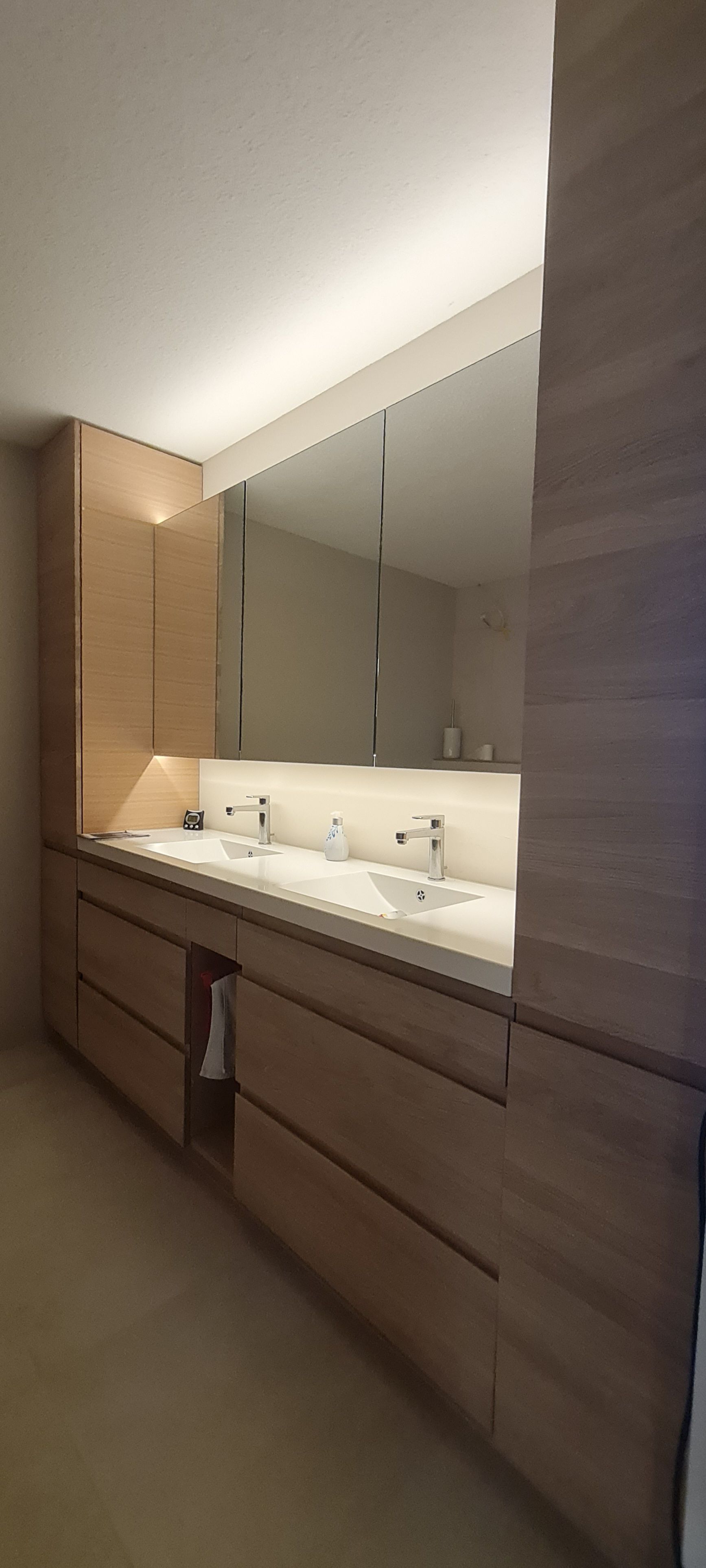 Ein Badezimmer mit zwei Waschbecken und einem großen Spiegel.