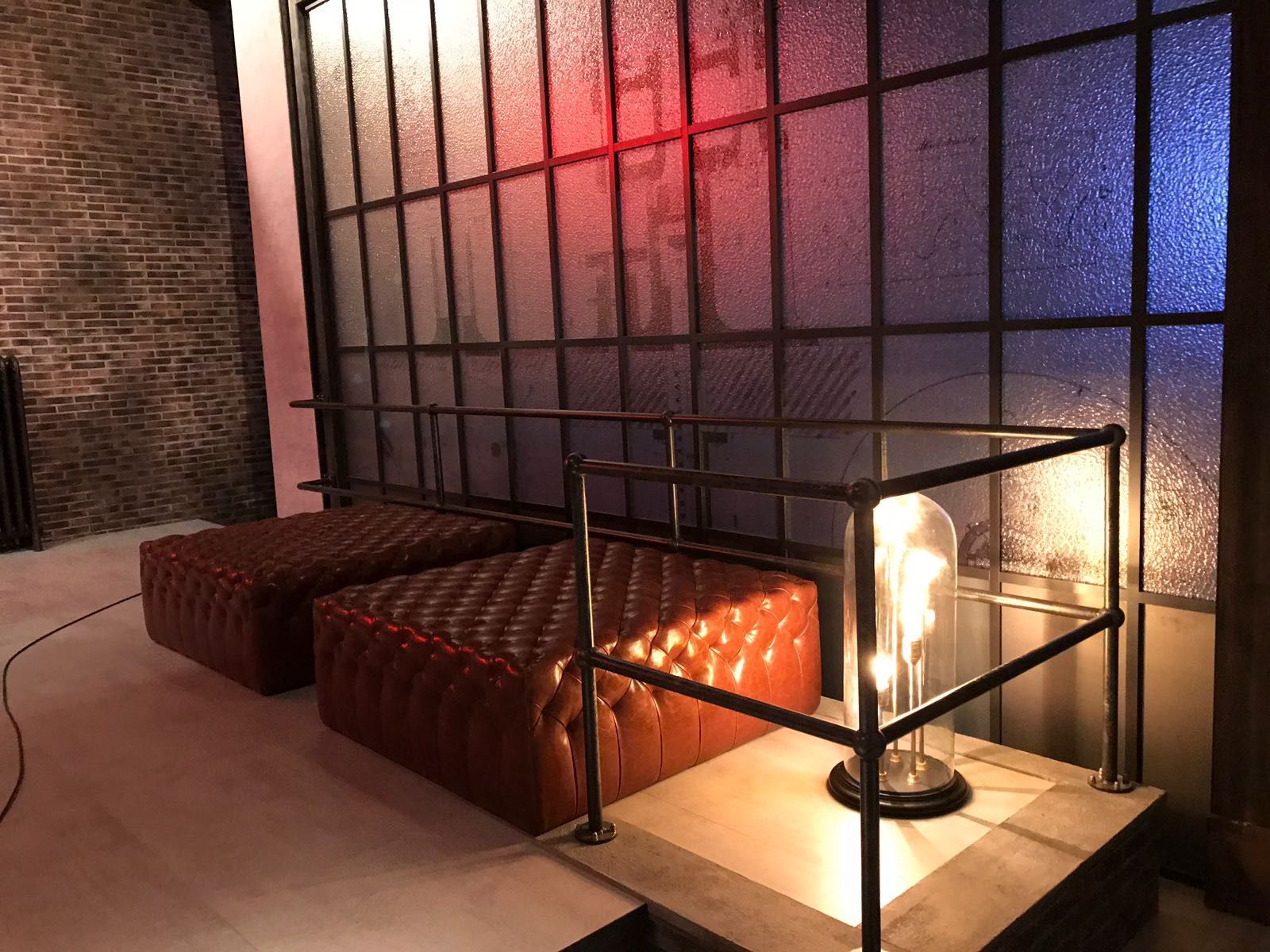 Ein Zimmer mit einer Couch und einer Lampe darin