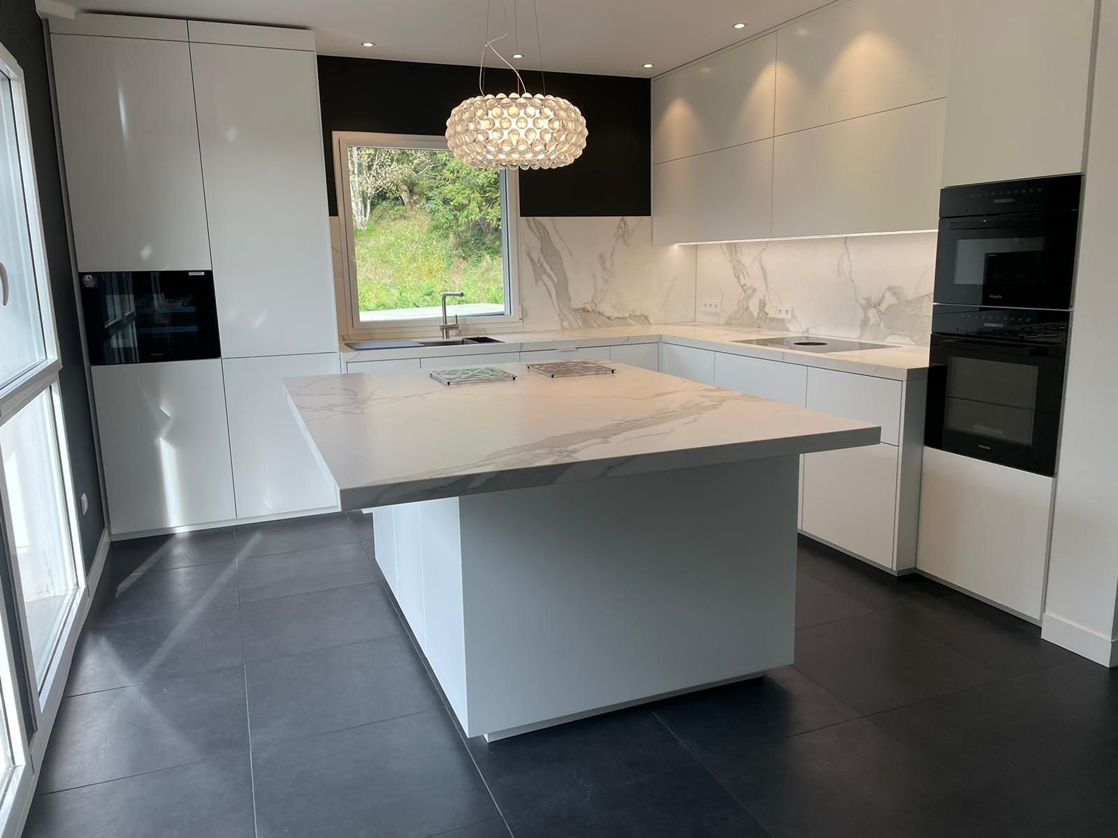 In der Mitte der Küche befindet sich eine große Insel.