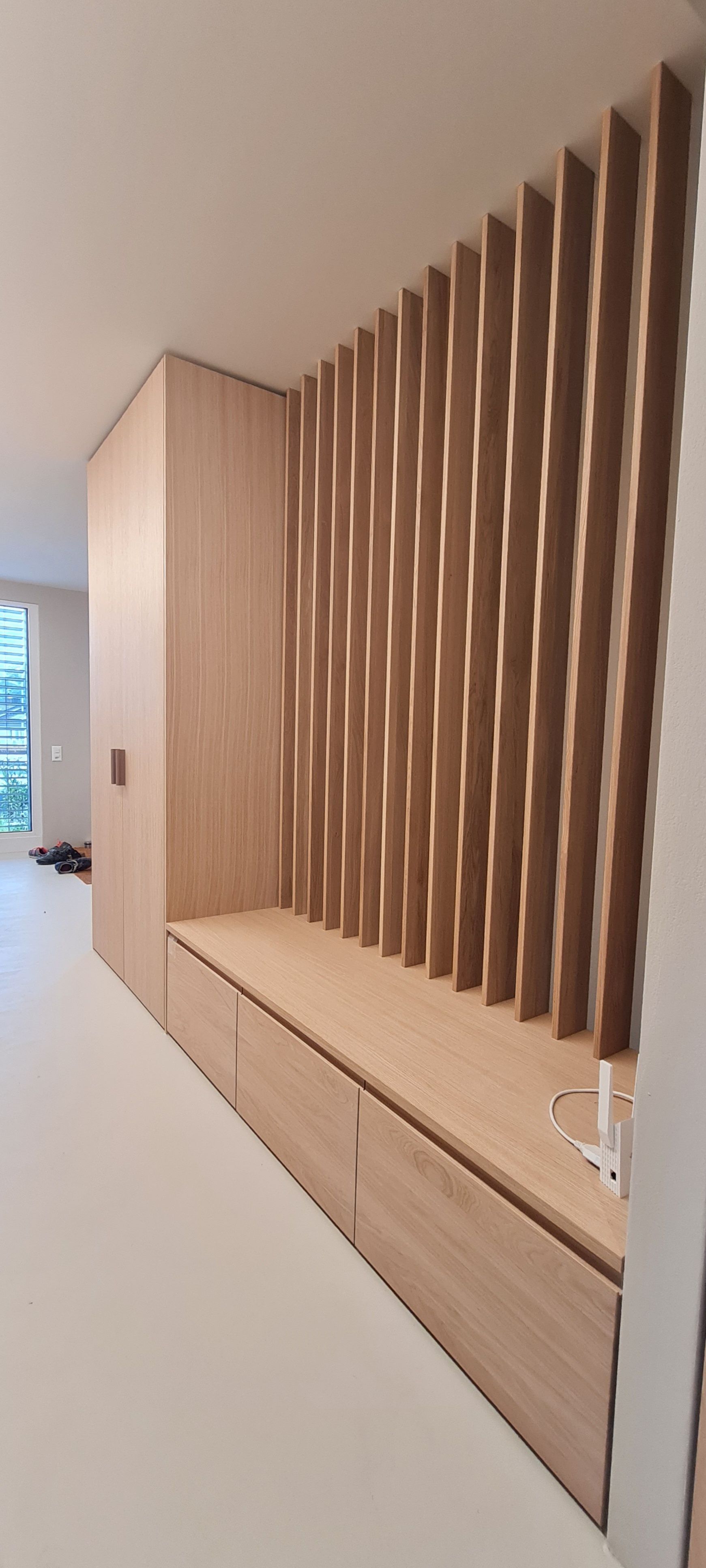 Ein Raum mit einer Holzwand und einer Holzbank.