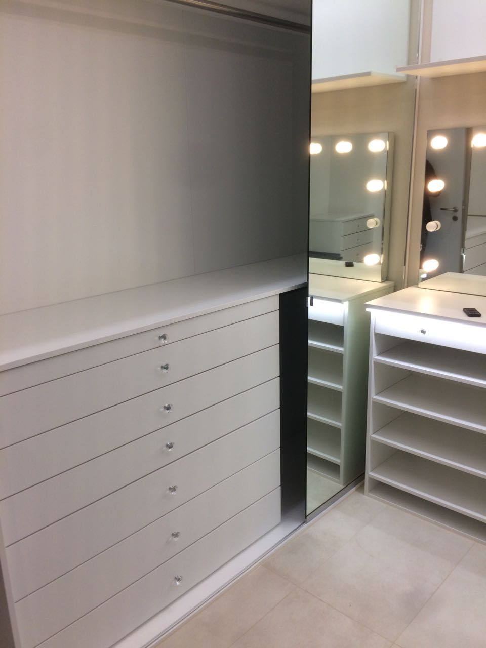 Ein Schrank mit vielen Schubladen und einem Spiegel