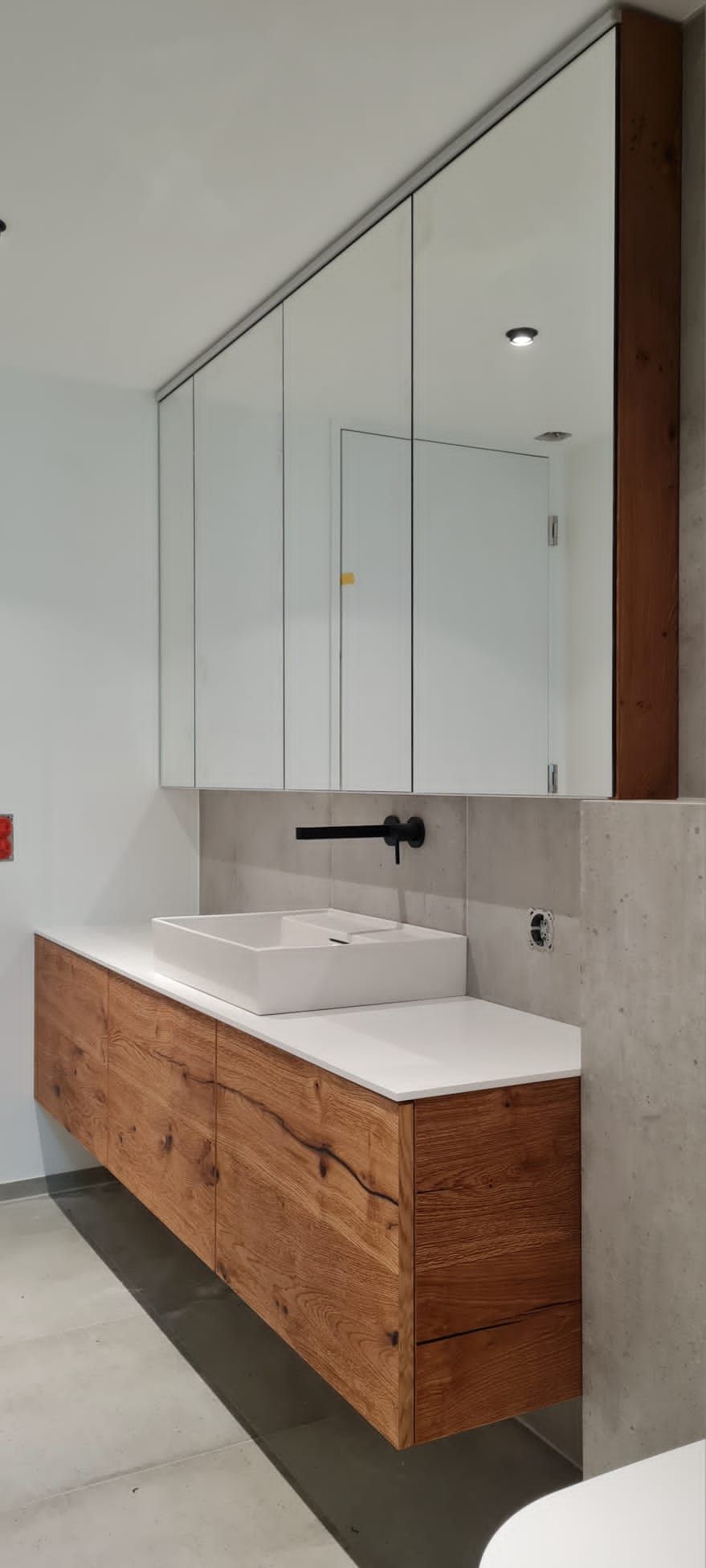 Ein Badezimmer mit zwei Waschbecken und einem großen Spiegel.